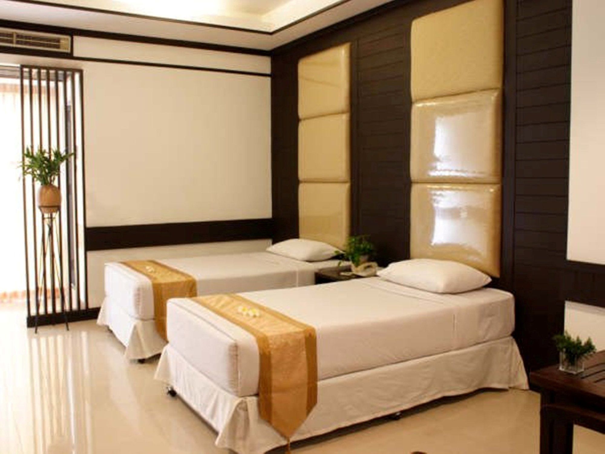 Фото The Legacy Hotel