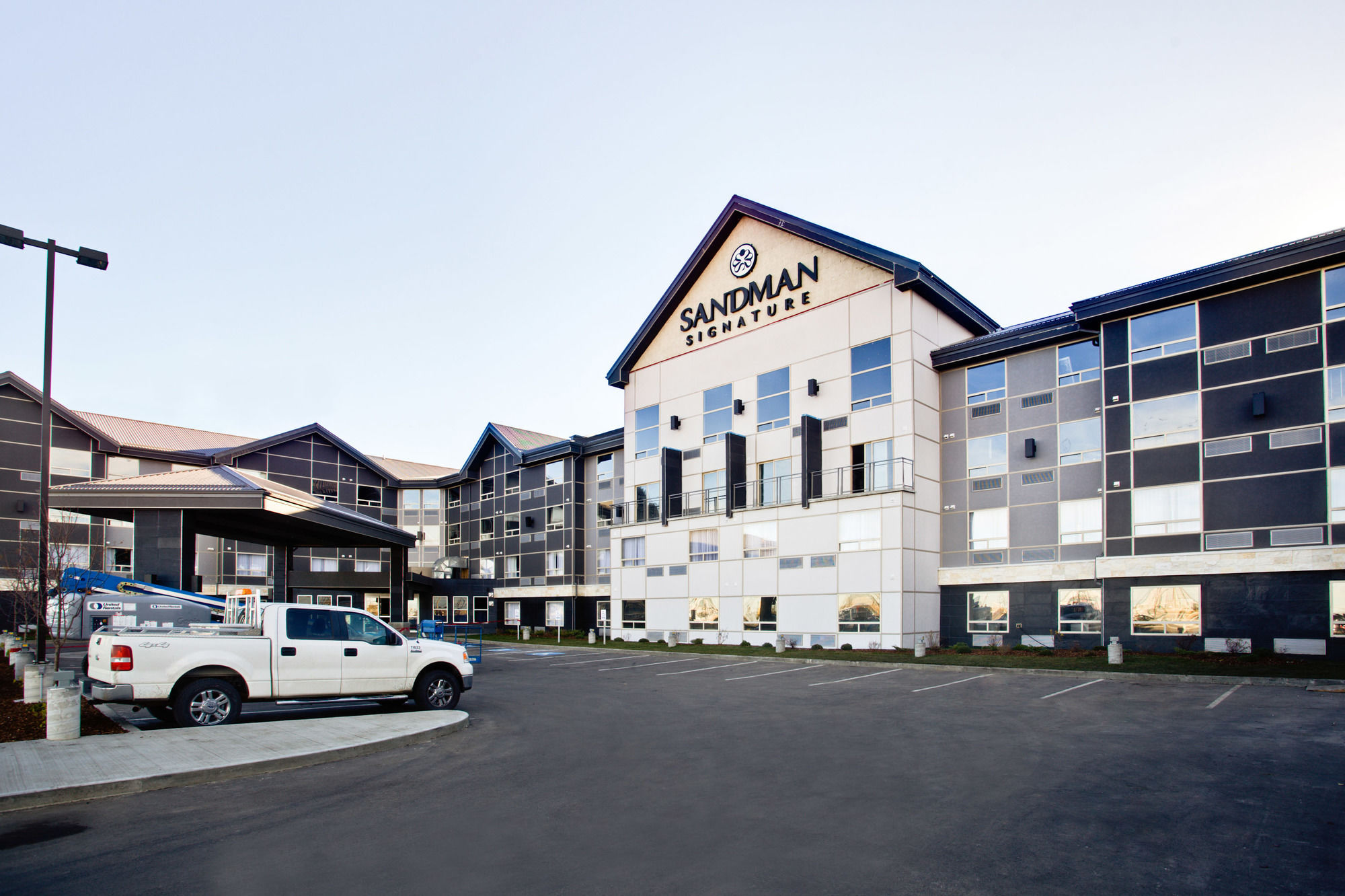 Фото Sandman Signature Edmonton South Hotel