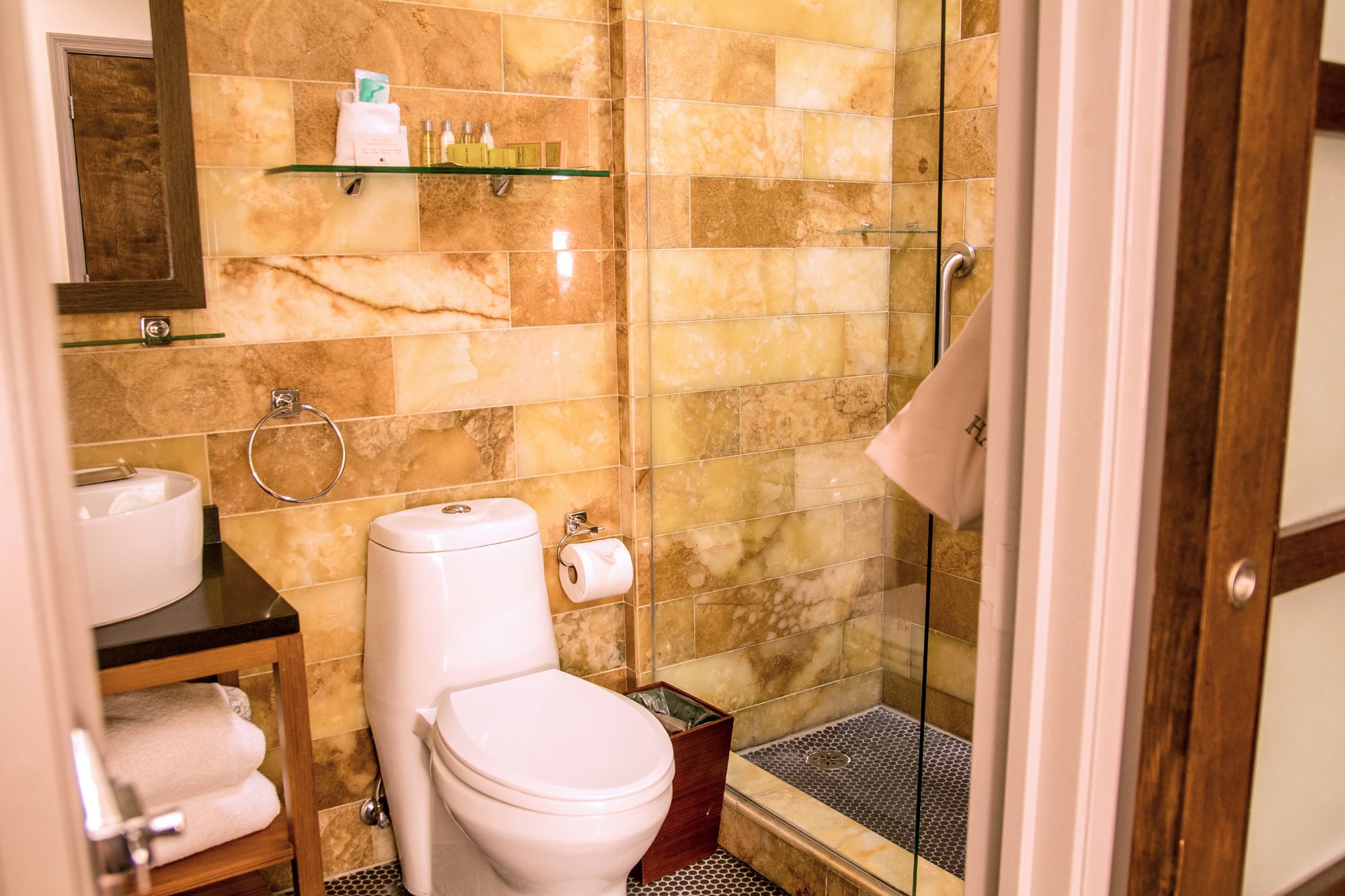 Фото The Tudor Arms Hotel Cleveland - a DoubleTree by Hilton