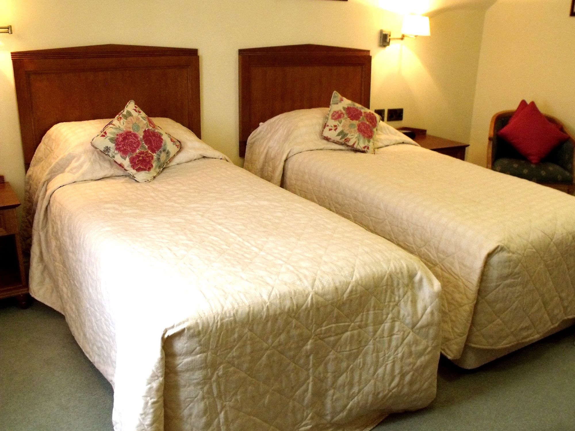 Фото The Feathers Hotel