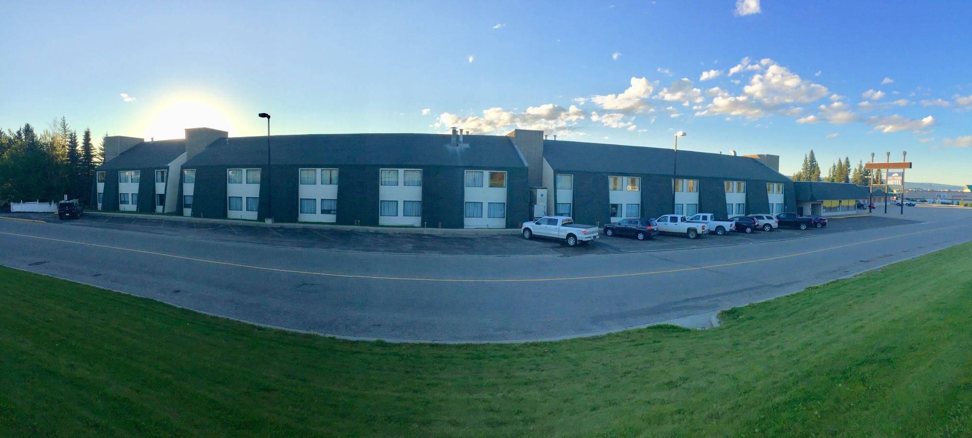 Фото The Crestwood Hotel