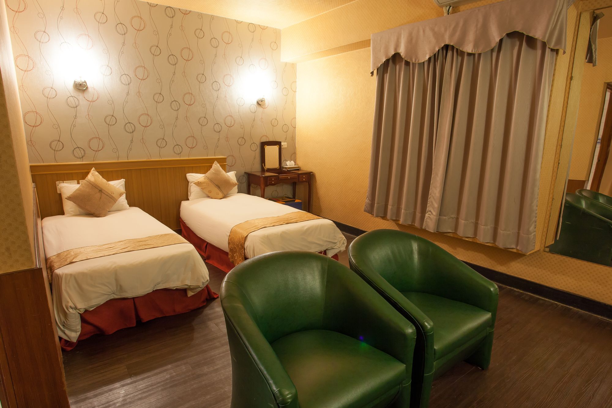 Фото Chiayi Crown Hotel