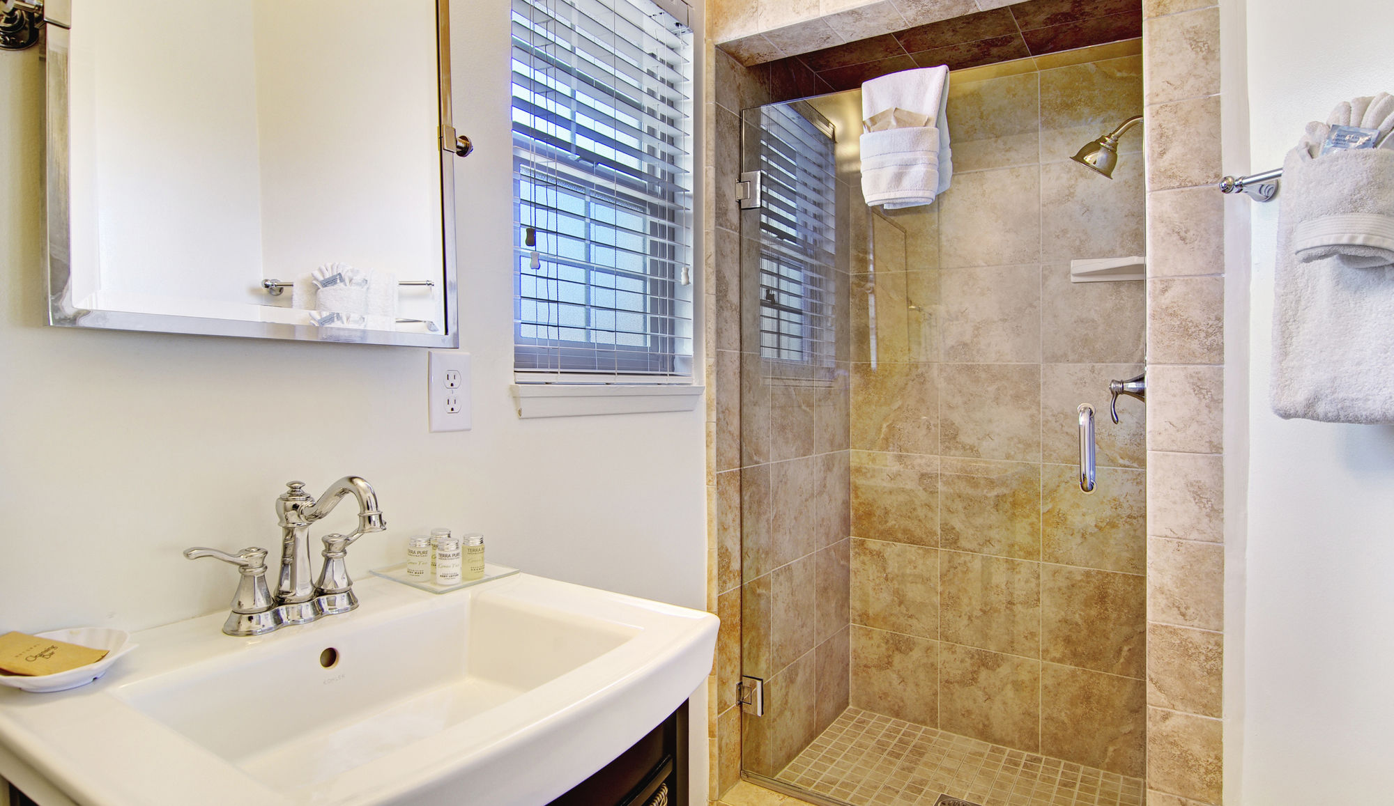 Фото Candle Light Inn