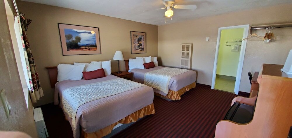 Фото The L Motel