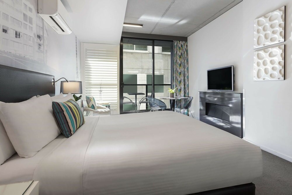 Фото Oaks Melbourne on William Suites