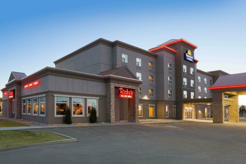 Гостиница Days Inn & Suites by Wyndham Edmonton Airport в Ледуке