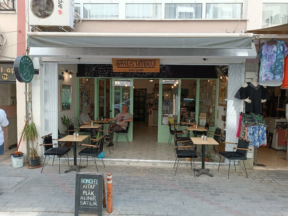 Книжный магазин Baykuş Kitabevi - Sahaf ve Kafe, Измир, фото