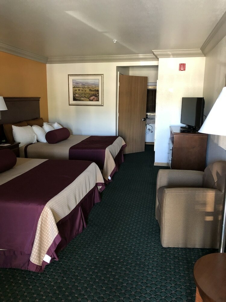 Фото Cloverdale Wine Country Inn & Suites