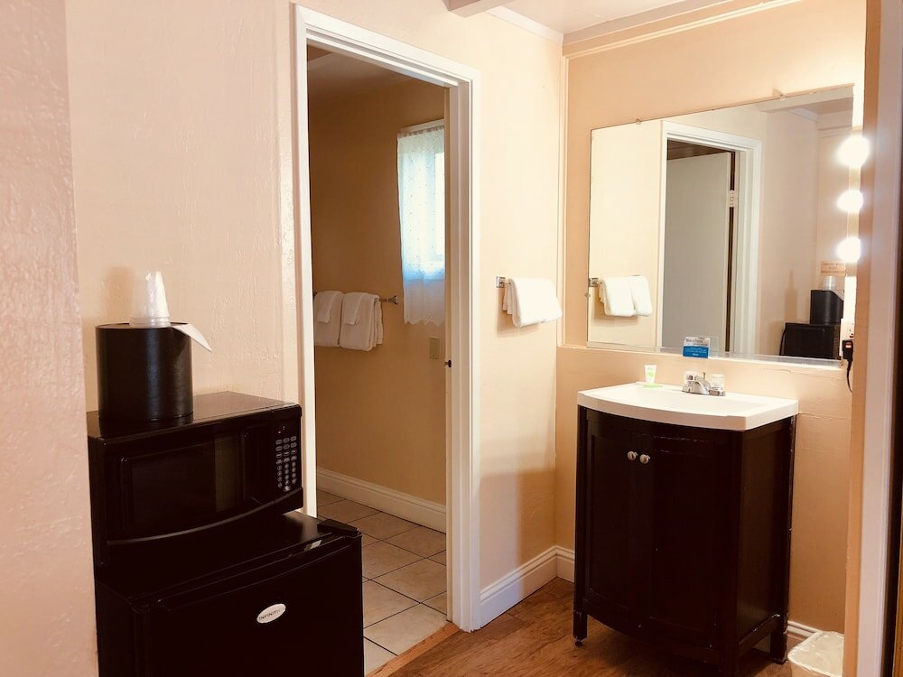 Фото Carmel Resort Inn