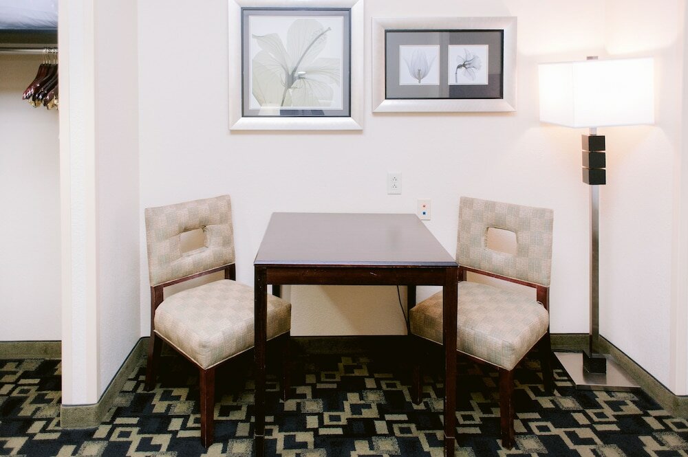 Фото Holiday Inn Express Hotel & Suites Raleigh Sw Nc State, an Ihg Hotel