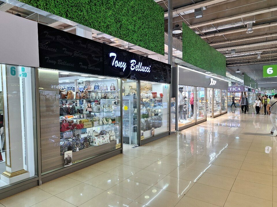 Bags and suitcases store Tony Bellucci, Almaty, photo