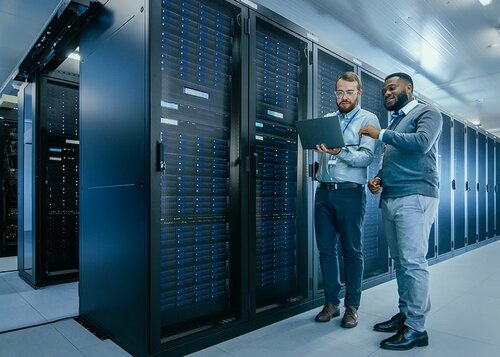 Équipe média en réunion