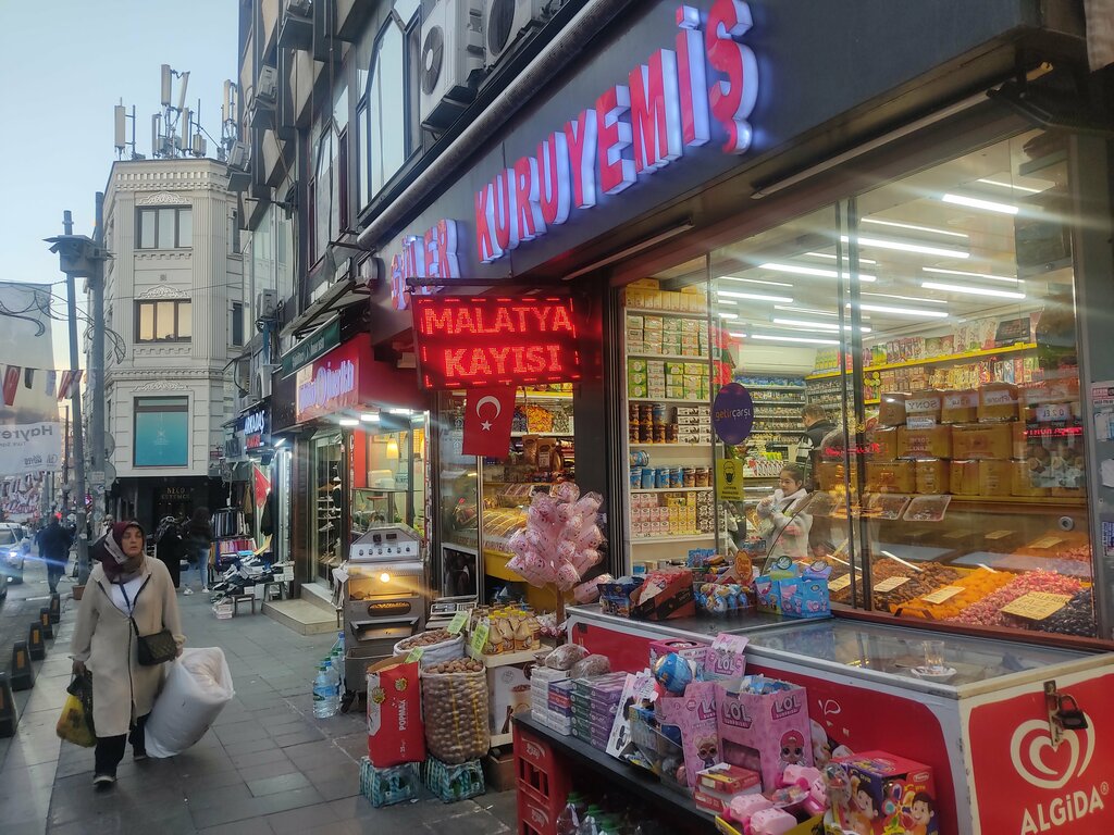 Nuts, snacks, dried fruits Guler Nuts, Istanbul, photo
