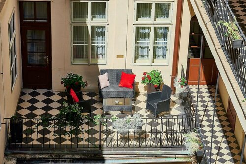 Гостиница Three Golden Crowns Apartments в Праге