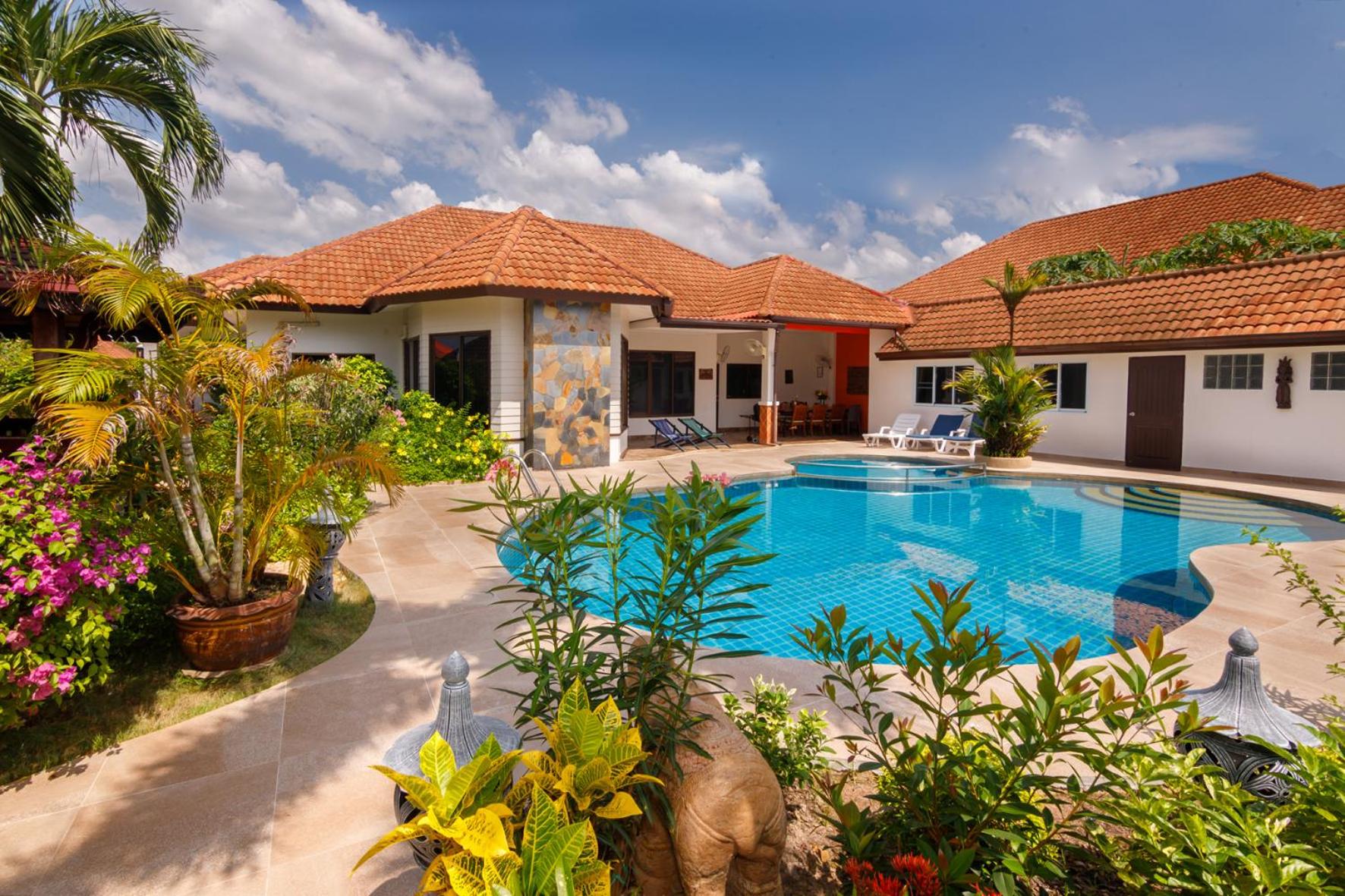 Фото Pattaya Hill, Near the City and Beach