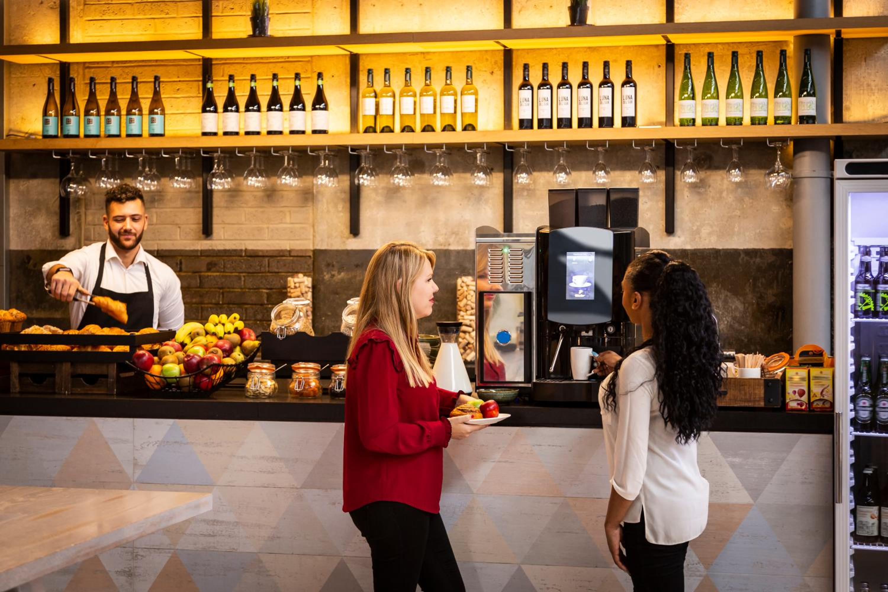 Фото Aparthotel Adagio London Brentford