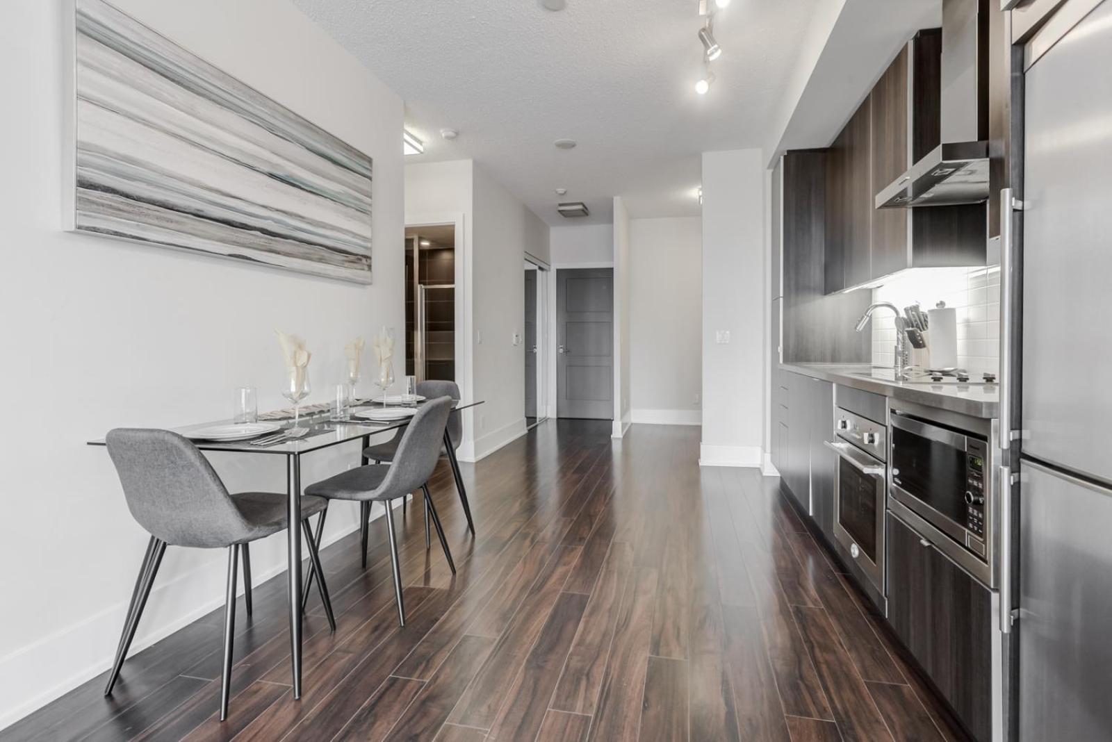 Фото E. S. i Furnished Suites at the Acc