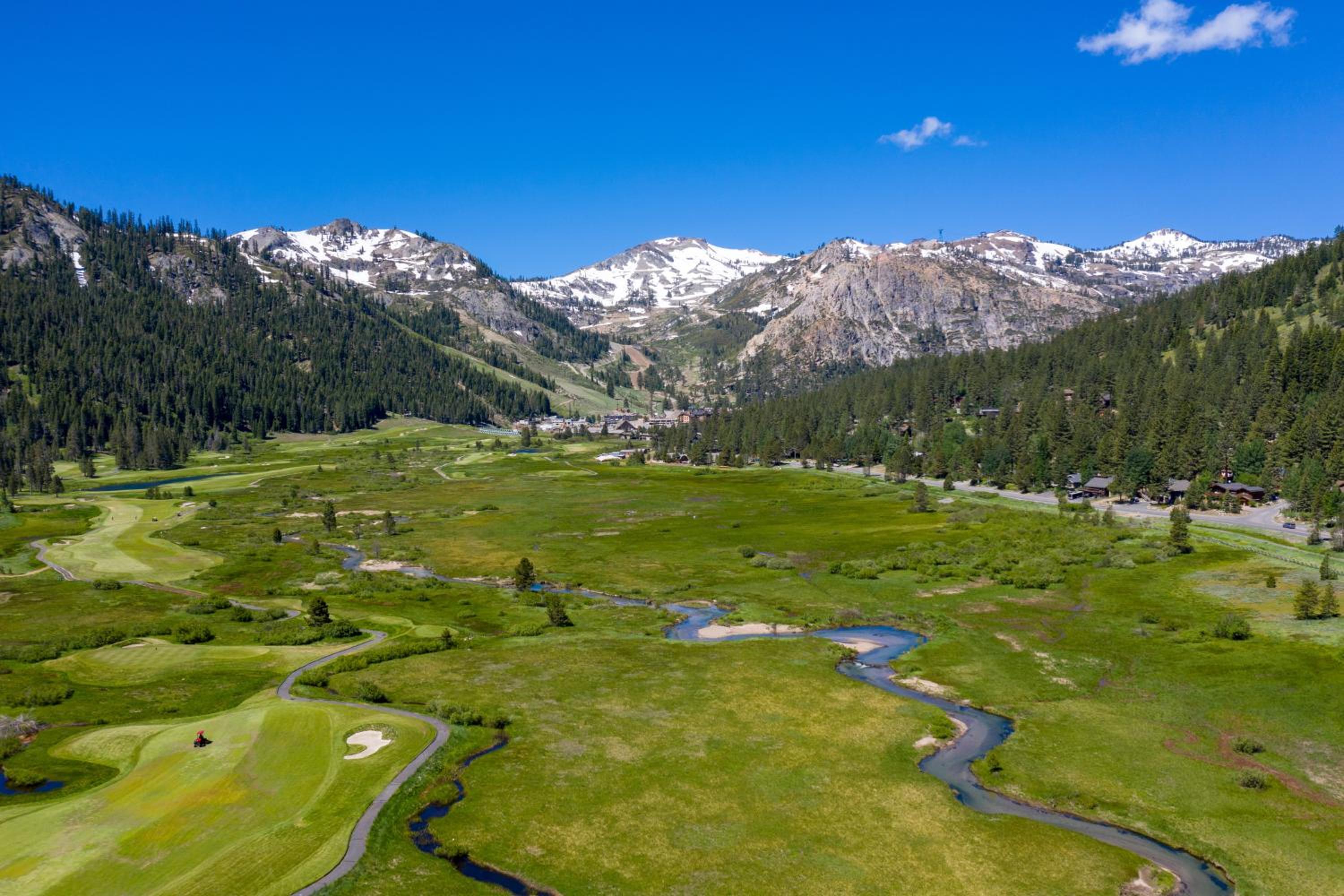 Фото The Village at Palisades Tahoe