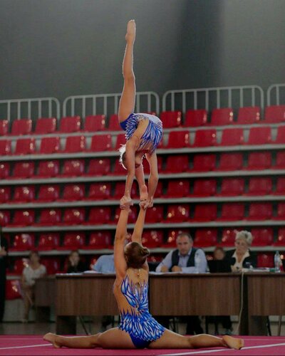 Қисық денелі, үлкен белді элиталық ханымдар