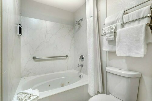 Гостиница University Park Inn & Suites в Диксоне