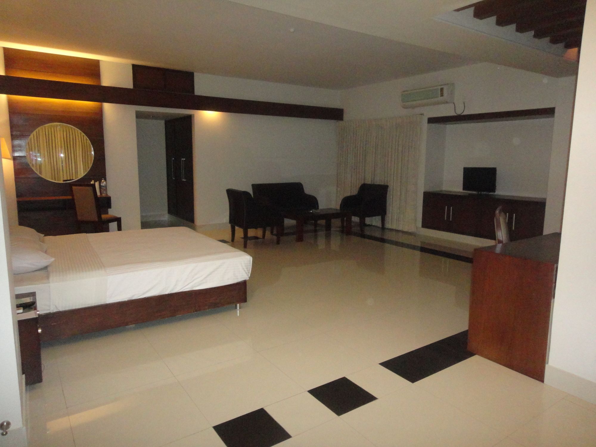 Фото Hotel Nirvana Inn