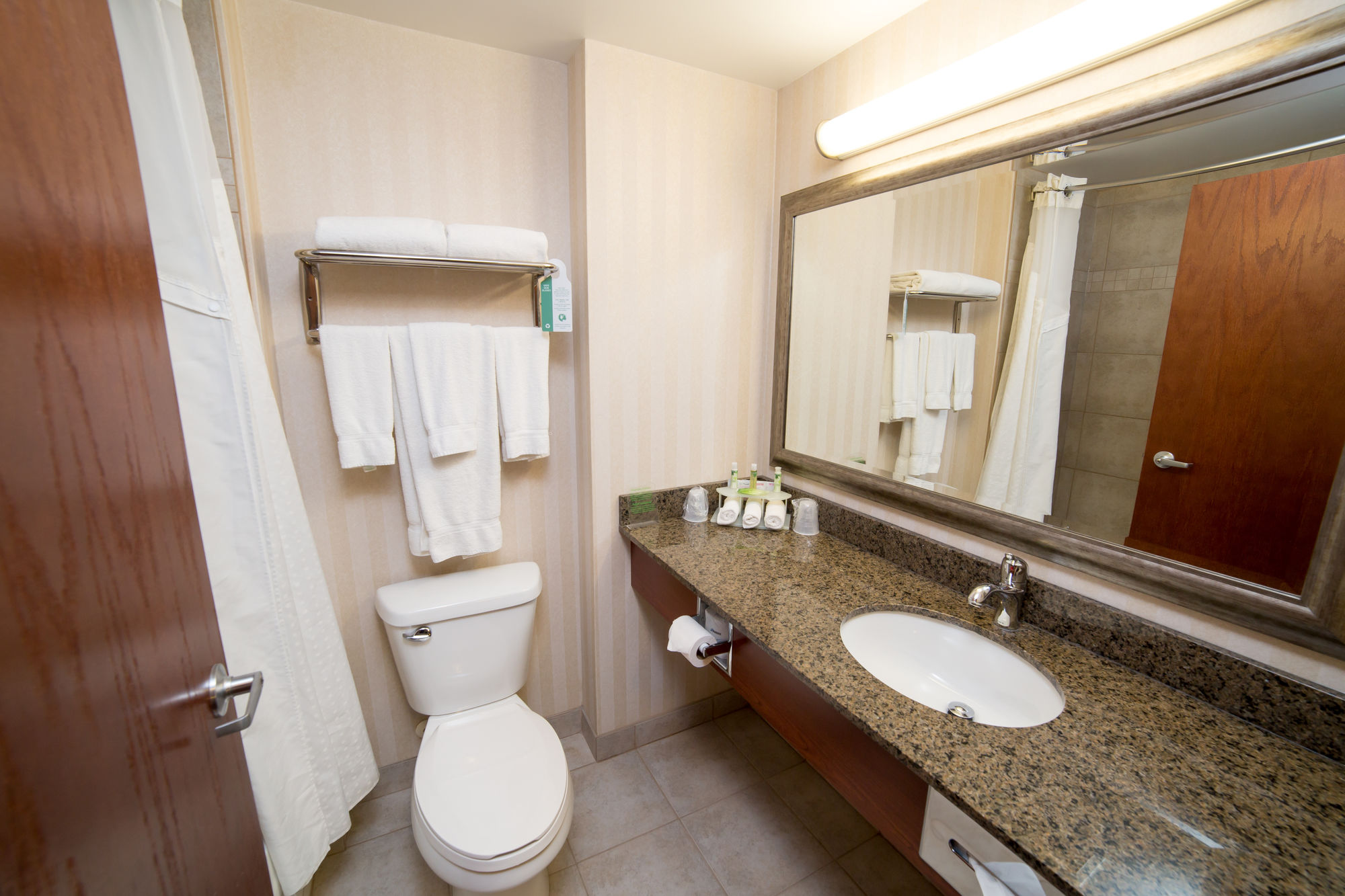 Фото Holiday Inn Express & Suites Drayton Valley