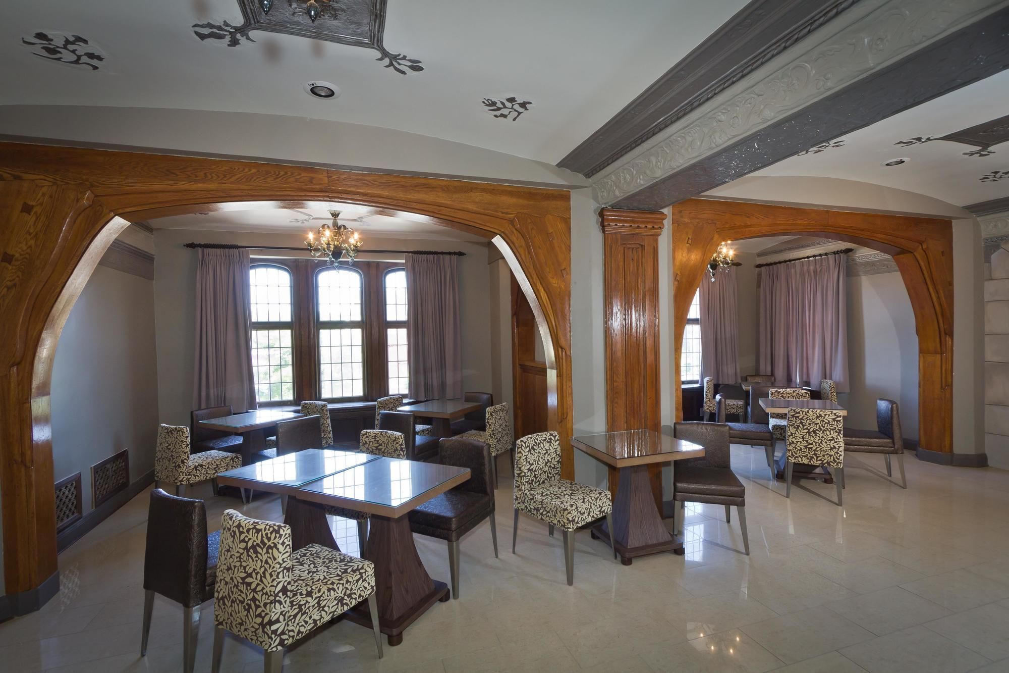 Фото The Tudor Arms Hotel Cleveland - a DoubleTree by Hilton