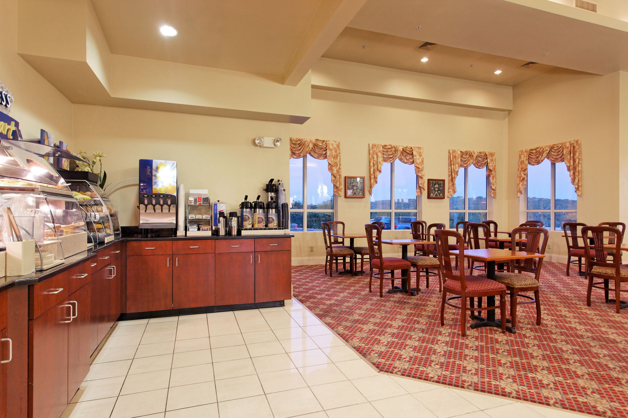 Фото Holiday Inn Express Mystic, an Ihg Hotel