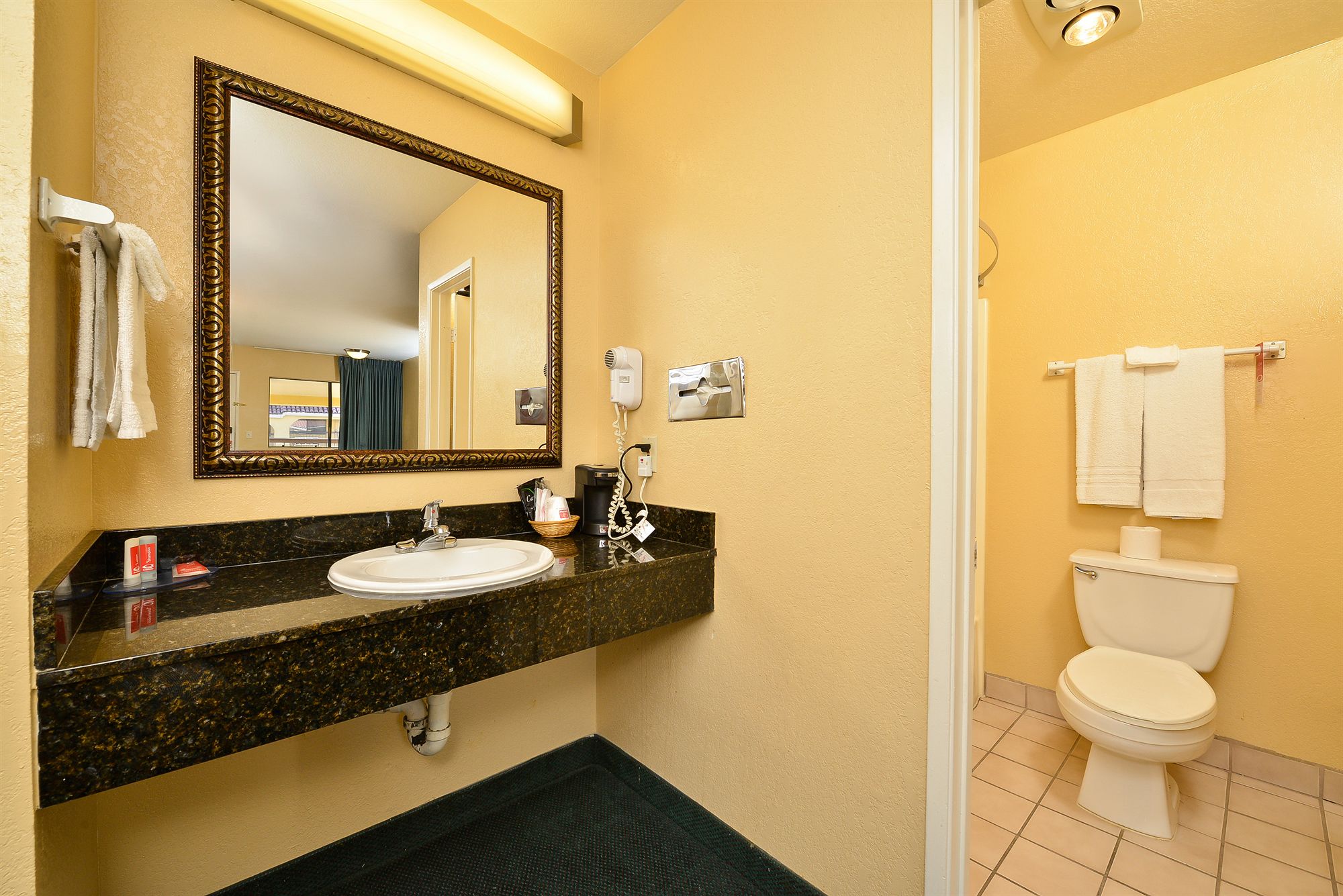 Фото Econo Lodge Inn & Suites El Cajon San Diego East