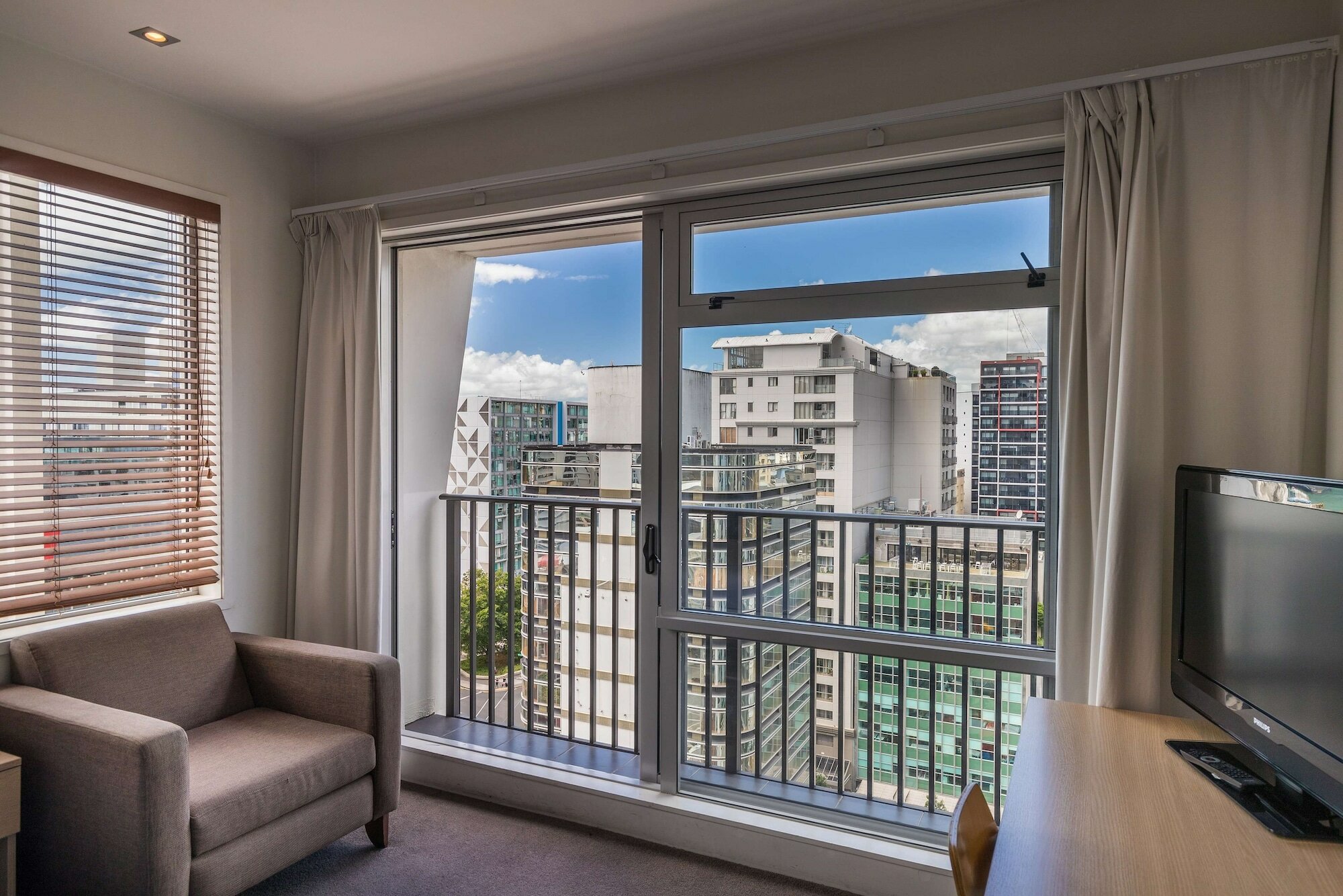 Фото Auckland Harbour Suites