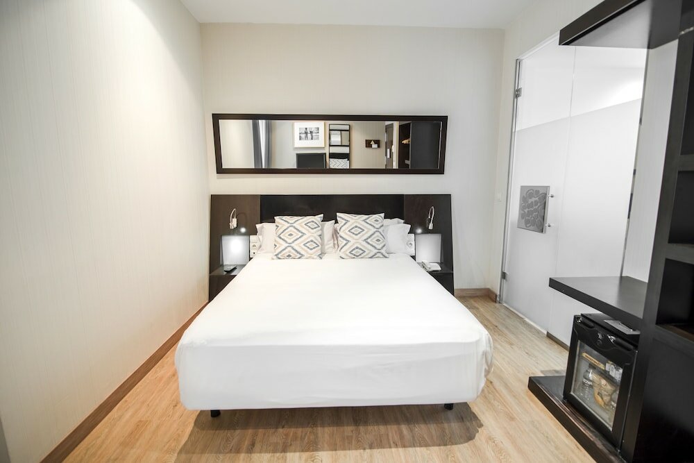 Фото Petit Palace Plaza de la Reina