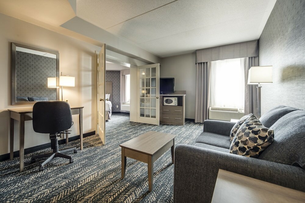 Фото Monte Carlo Inn - Brampton Suites