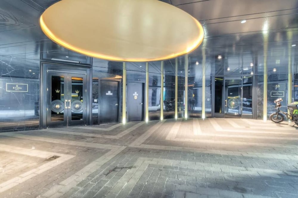 Фото Waterfront Yonge Apartments