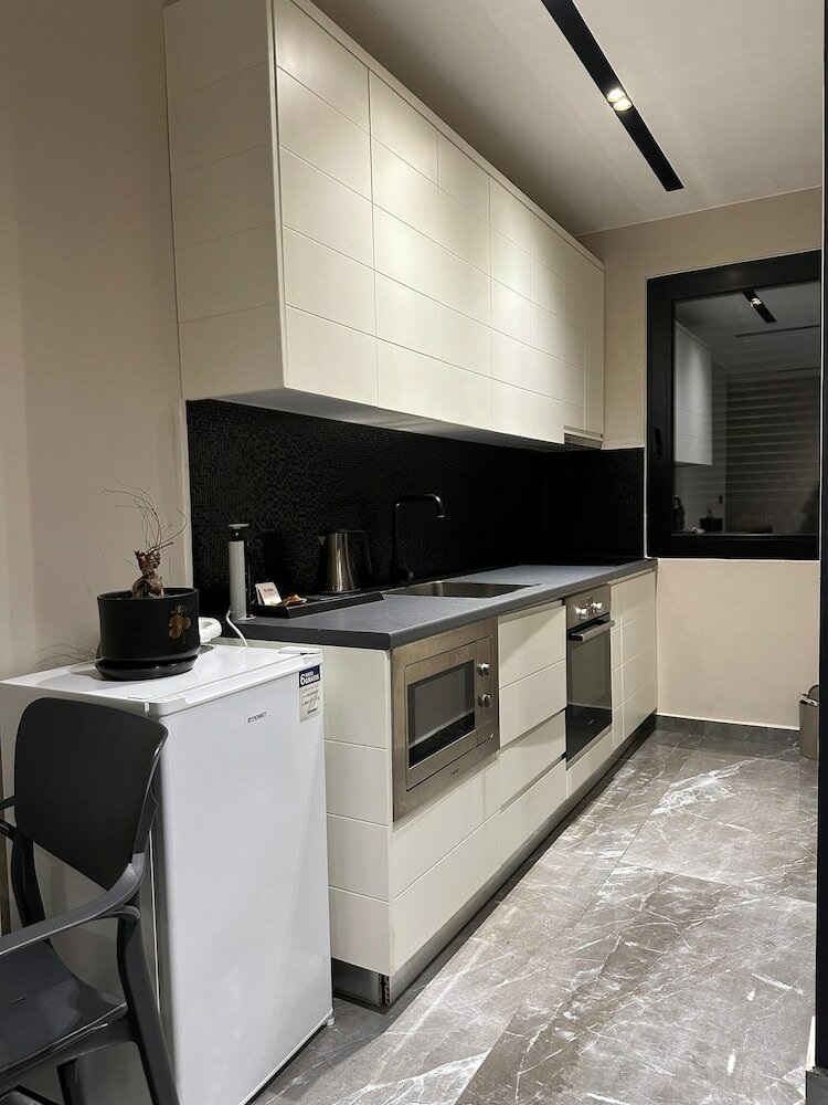 Фото La Mirage Suites & Apartments