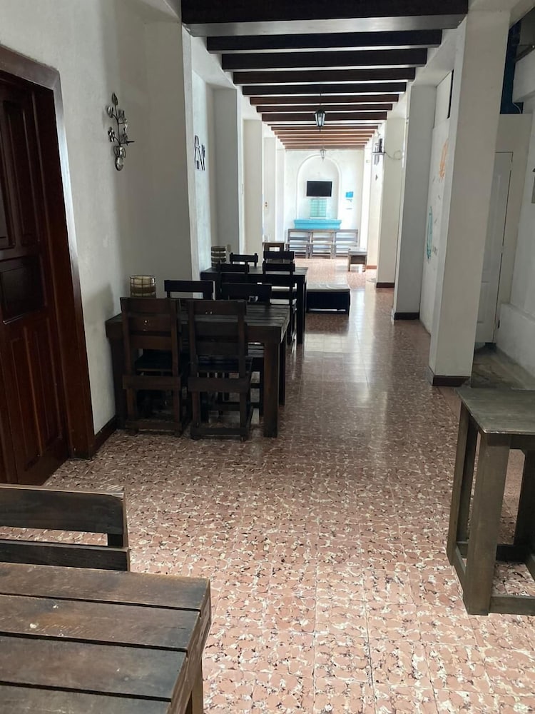 Фото Feathers Hotel and Lounge - Hostel