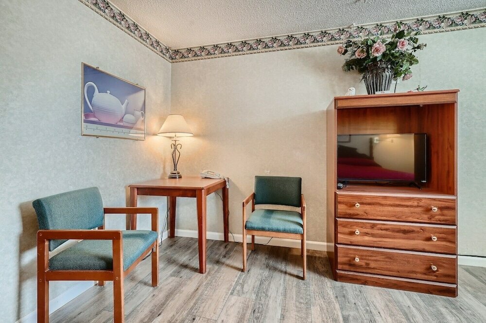 Фото Travelers Uptown Motel