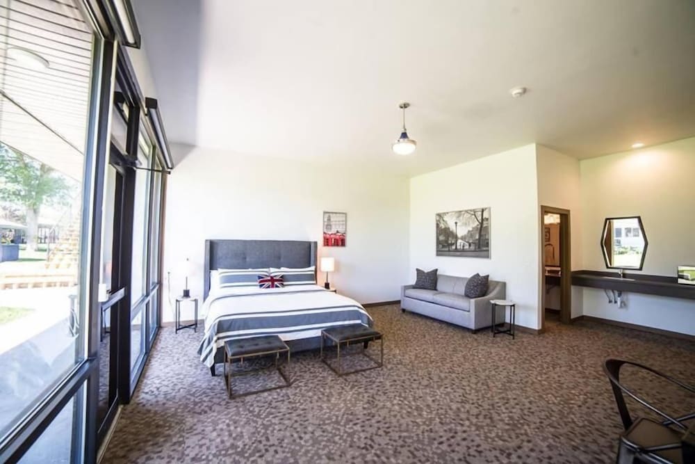 Фото Okoboji Commons Hotel