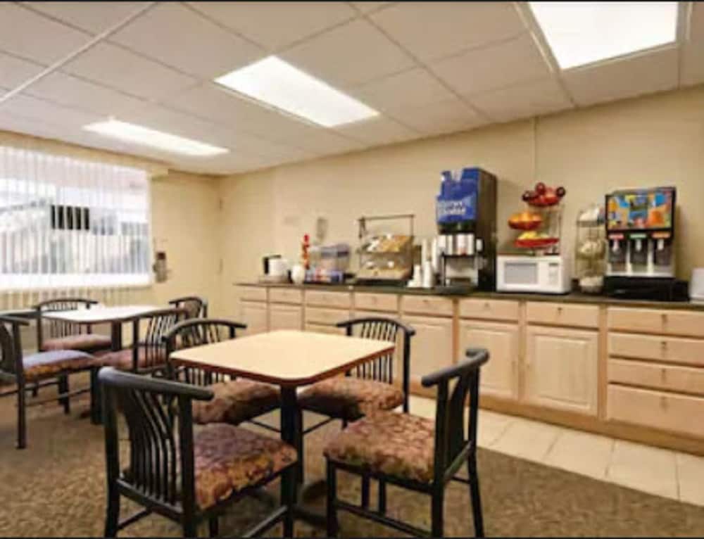 Фото Ramada by Wyndham Baltimore West