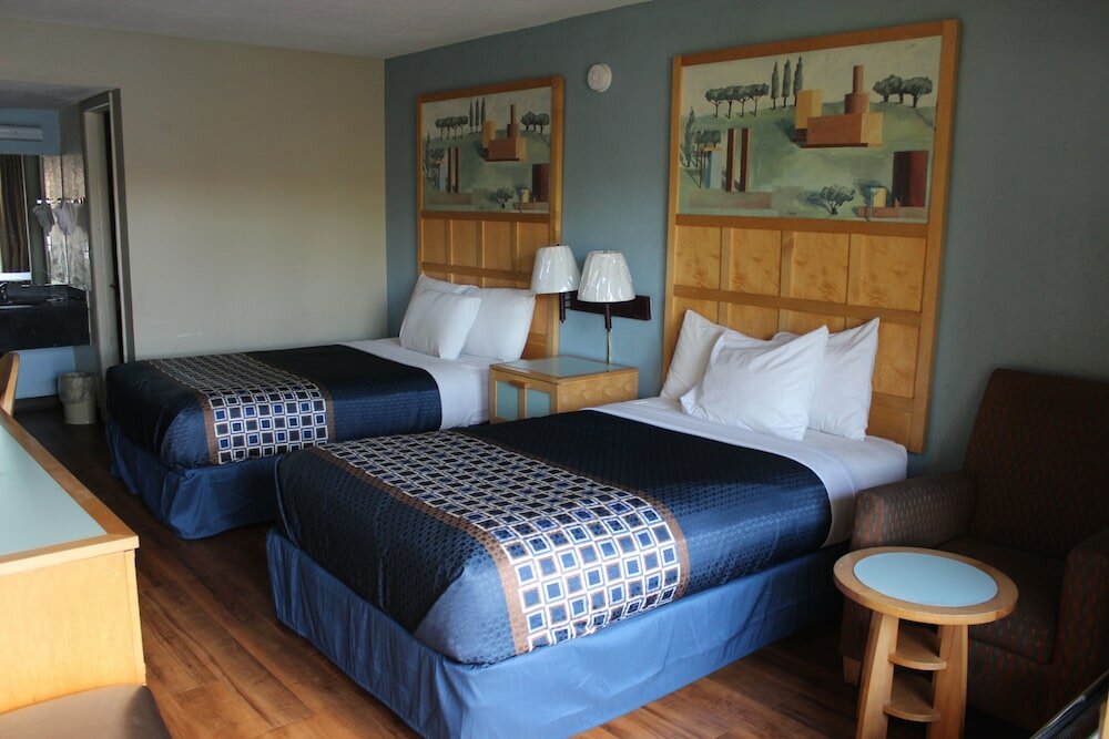 Фото Tampa Inn - Near Busch Gardens