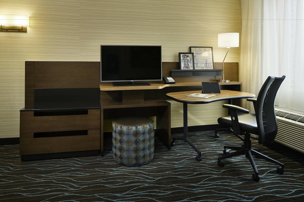 Фото Fairfield Inn & Suites by Marriott Calgary Downtown