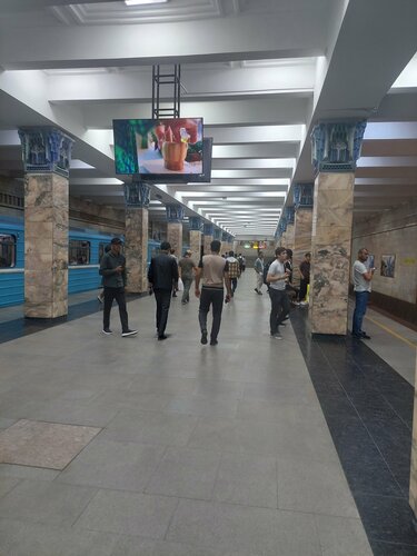 Paypoq kiygan xodim egilib qoldi