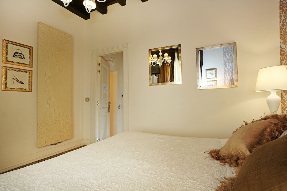 Фото Piazzetta de' Monti Suites