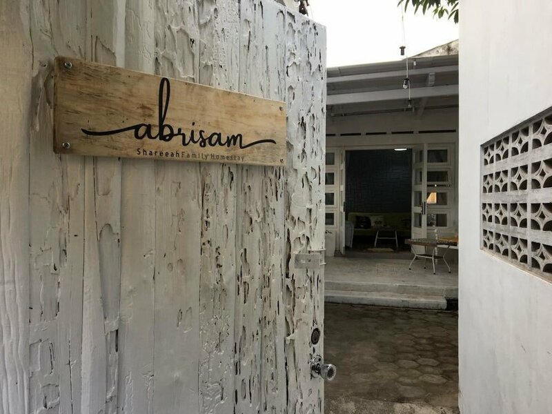 Гостиница Abrisam Shareeah Family Homestay в Джокьякарте