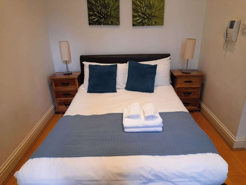 Фото Earl's Court - Longridge Road