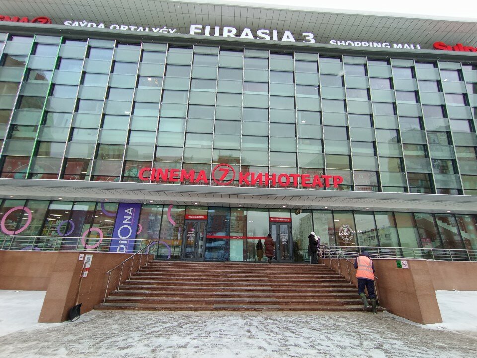 Интернеттегі оқиғаға негізделген бейнеде қызы әкесінің жыныстық қудалауына қарсы тұрады.