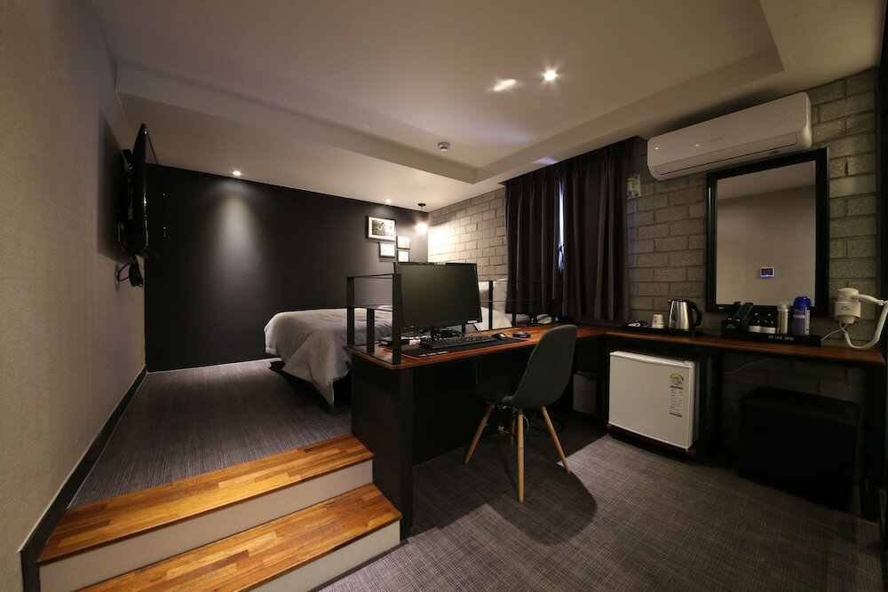 Фото The Last Hotel