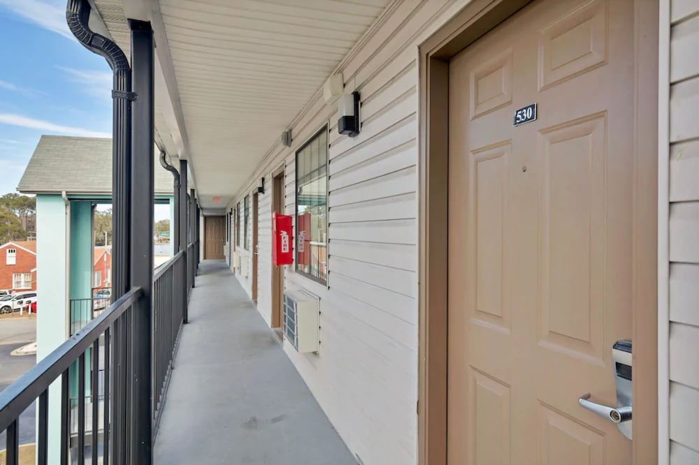 Фото Travelodge by Wyndham Savannah Midtown