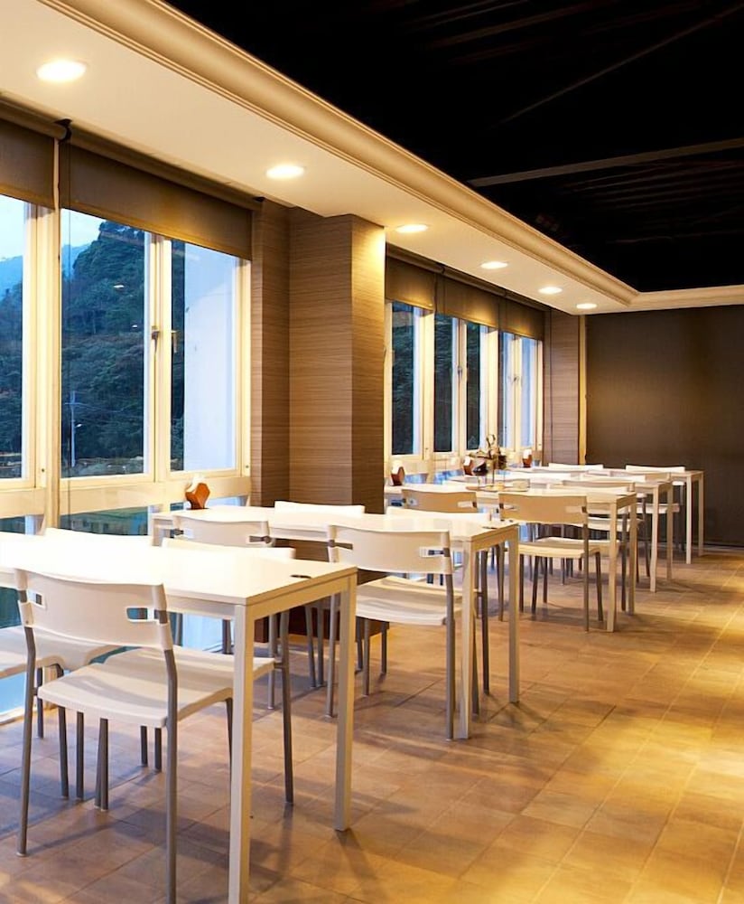 Фото Lakeside Resort Hotel