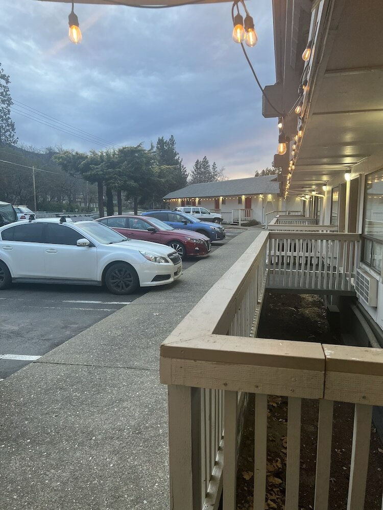 Фото Cedarwood Inn of Ashland