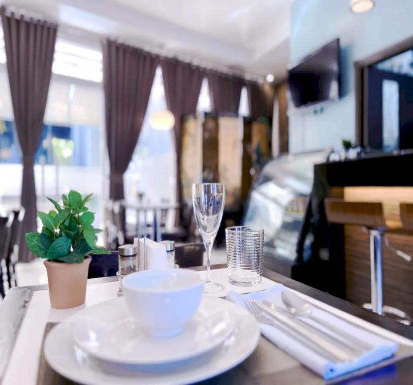 Фото Townhouse Oak Avitel Hotel